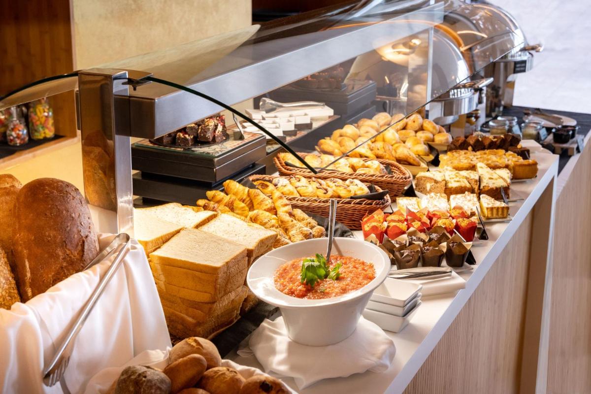 Comida en o cerca de este hotel