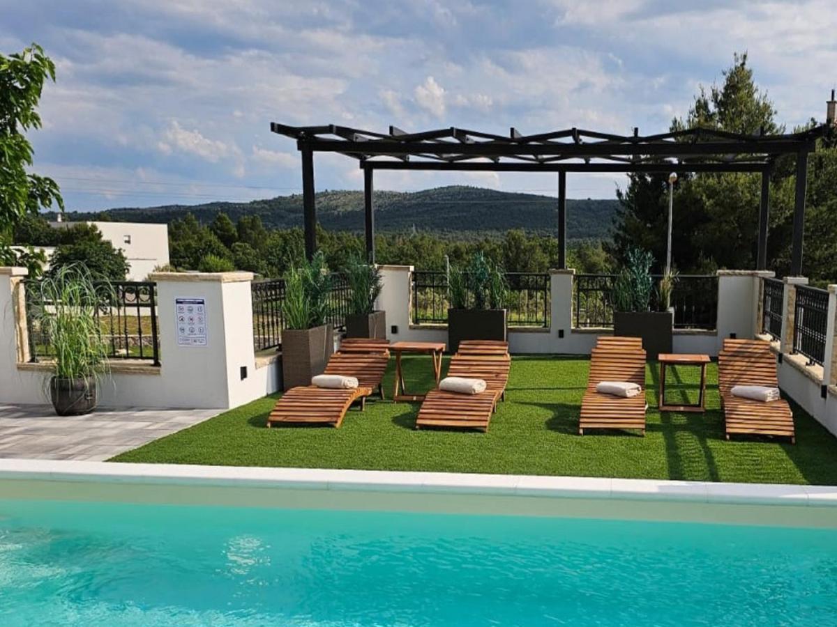 Whitestone Villa - Housity