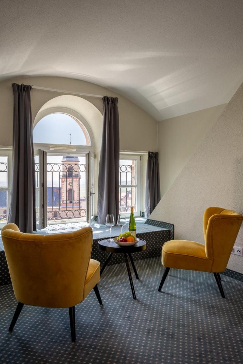 Coin salon dans l'établissement Hôtel Val-Vignes Colmar Haut-Koenigsbourg, The Originals Relais