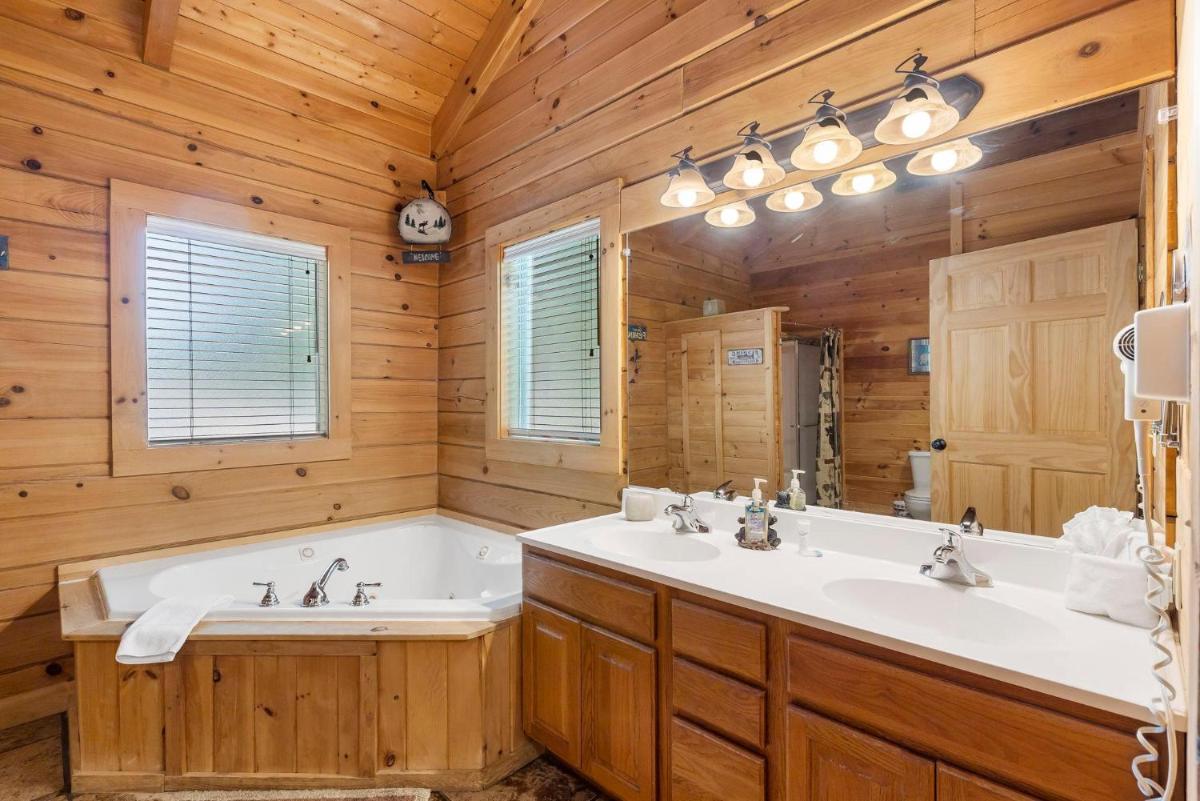 Ozark Preserve with HotTub - Housity