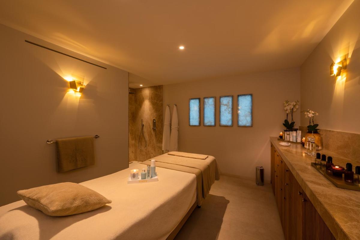 Un ou plusieurs lits dans un hébergement de l'établissement Hotel Byblos Saint-Tropez Un ou plusieurs lits dans un hébergement de l'établissement Hotel Byblos Saint-Tropez