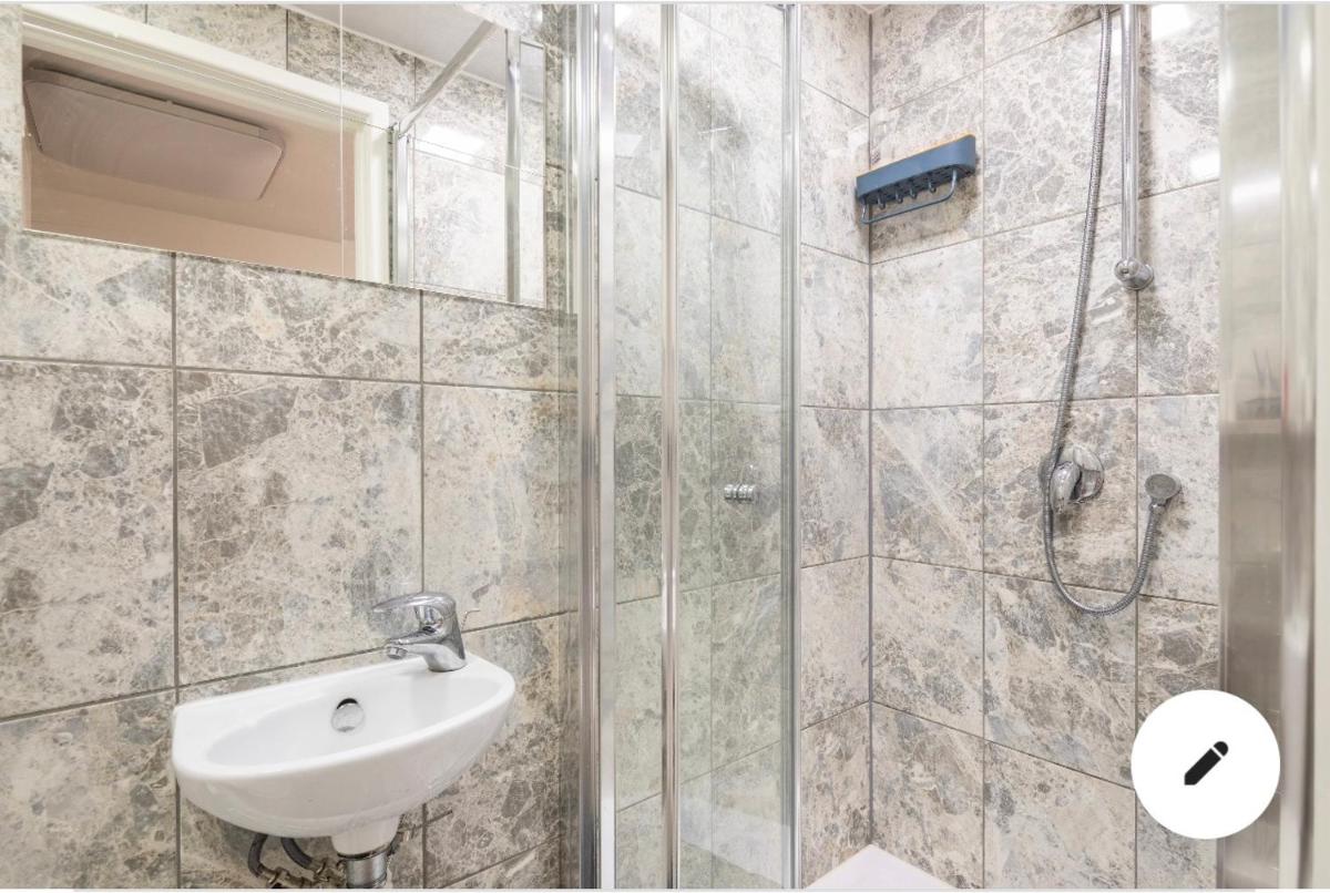 En-suite room in central Milton Keynes - Housity