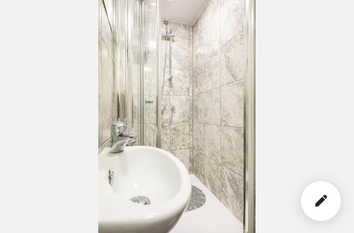 En-suite room in central Milton Keynes - Housity