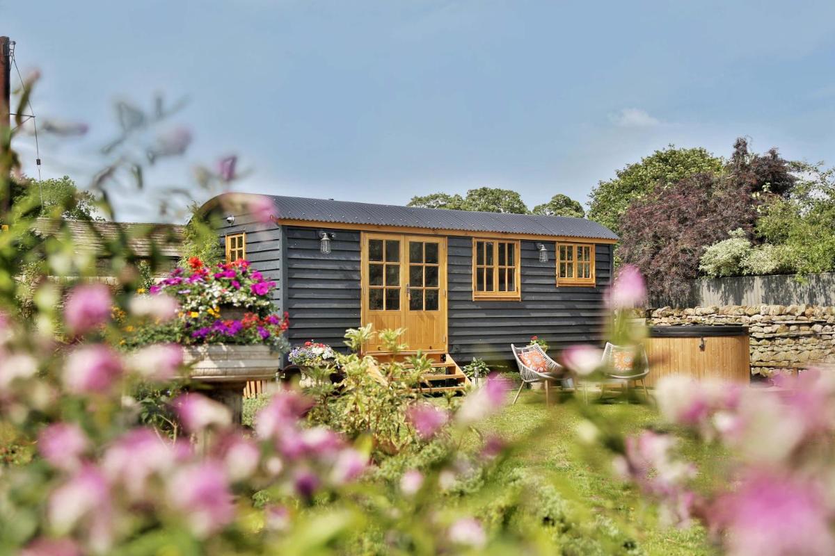 FLORA Luxury Retreat, Private Garden, Views & Hot Tub - Housity