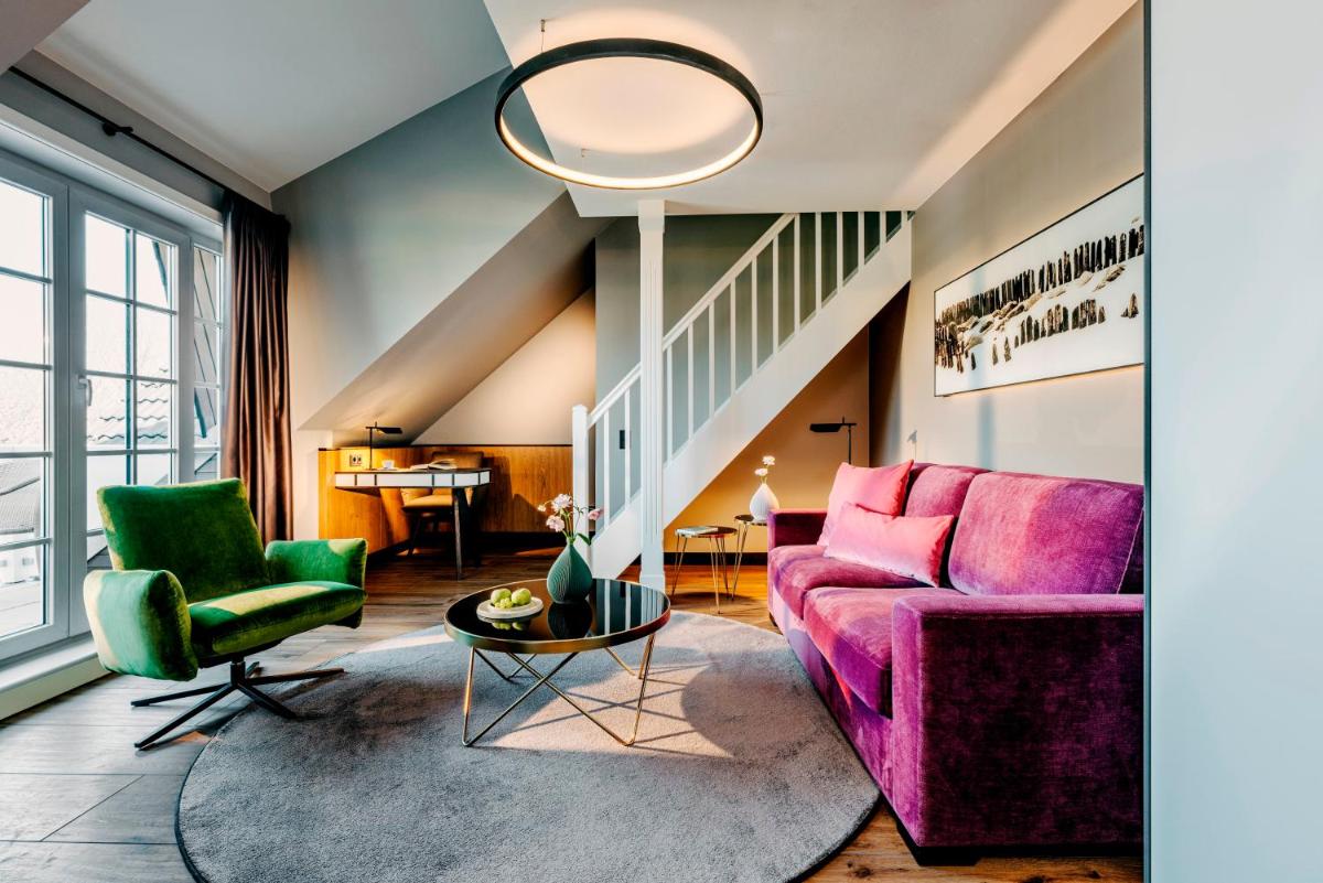 Ein Sitzbereich in der Unterkunft Relais & Châteaux Landhaus Stricker