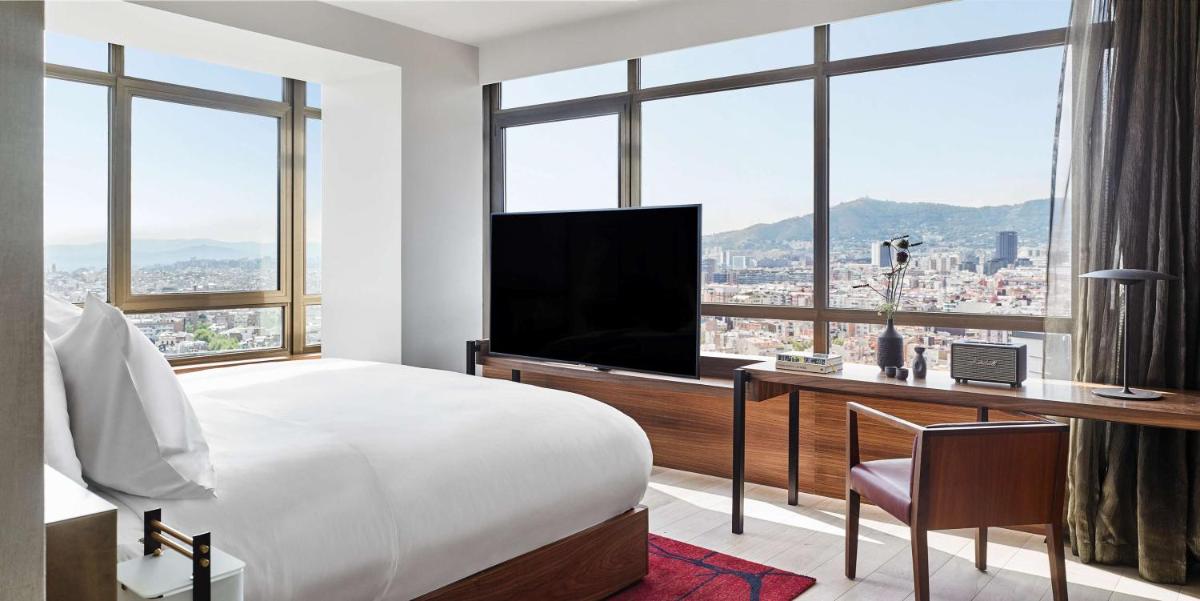 Una televisión o centro de entretenimiento en Nobu Hotel Barcelona