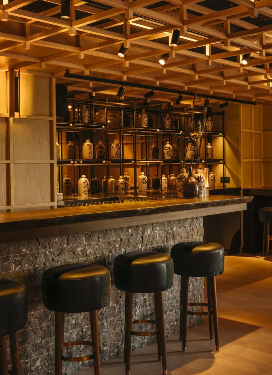El salón o zona de bar de Nobu Hotel Barcelona