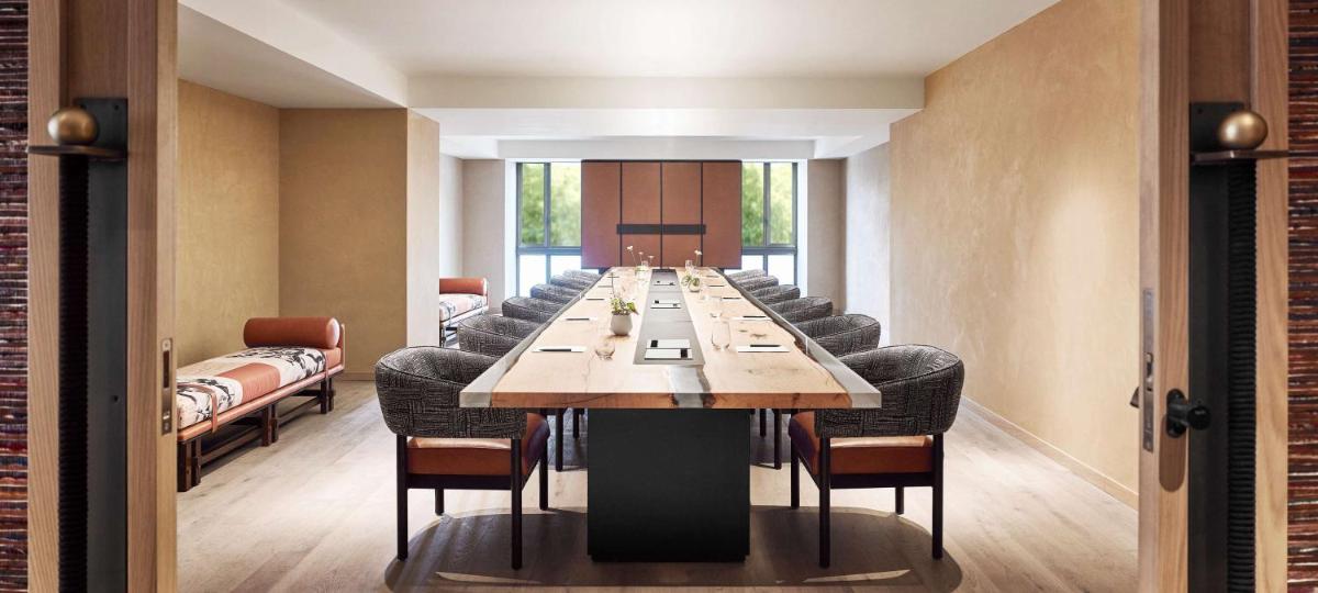 una sala de conferencias con una mesa larga y sillas en Nobu Hotel Barcelona, en Barcelona