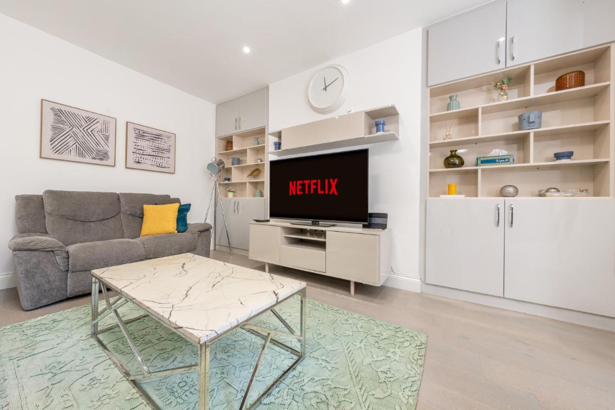 Modern 3 and 2 bedroom flat in central london with installed AC - Housity