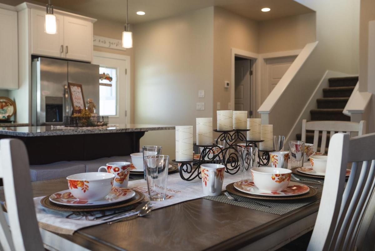 South Zion Coral Cliffs - 4 bed, 3 bath, hot tub, deck - Housity