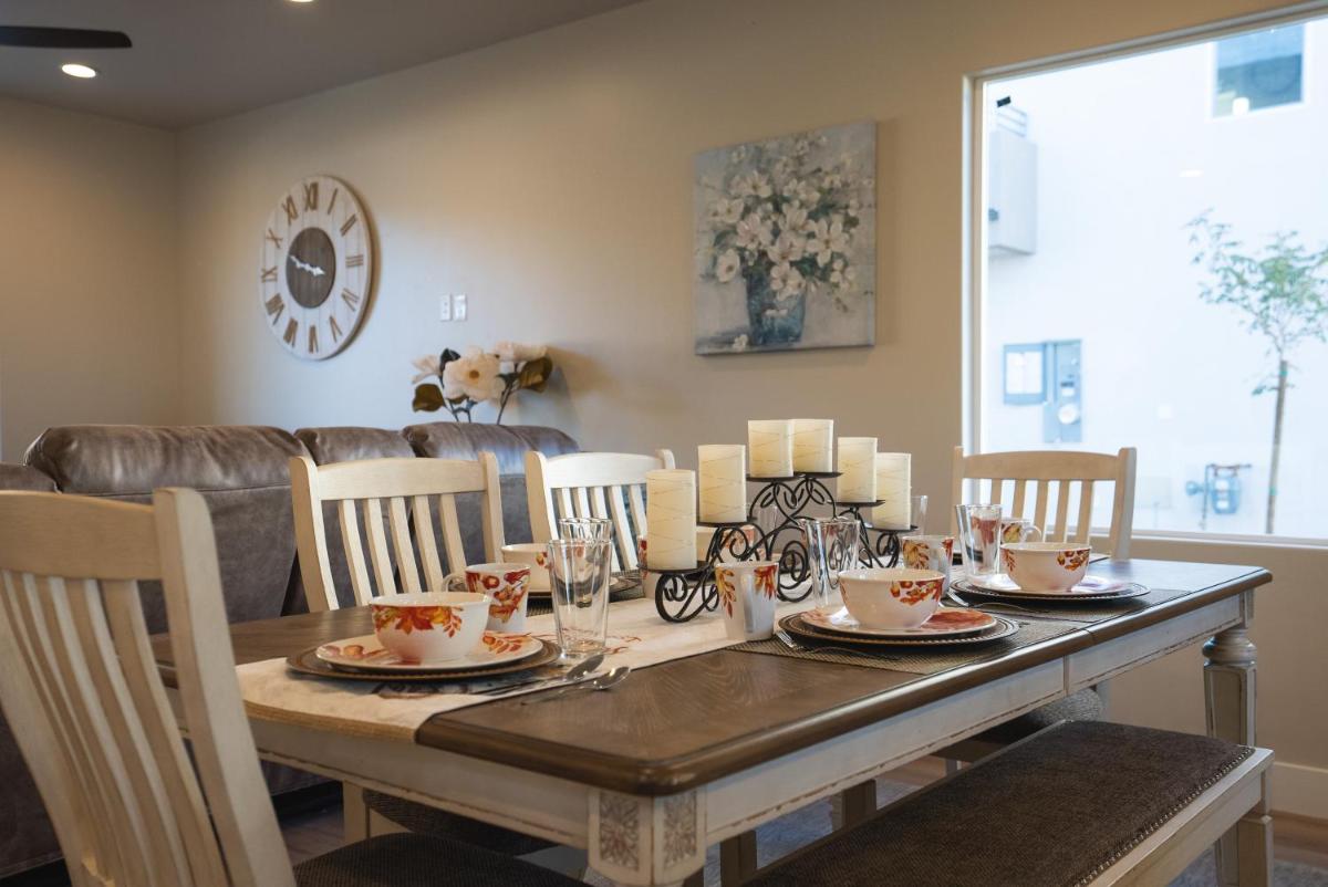 South Zion Coral Cliffs - 4 bed, 3 bath, hot tub, deck - Housity