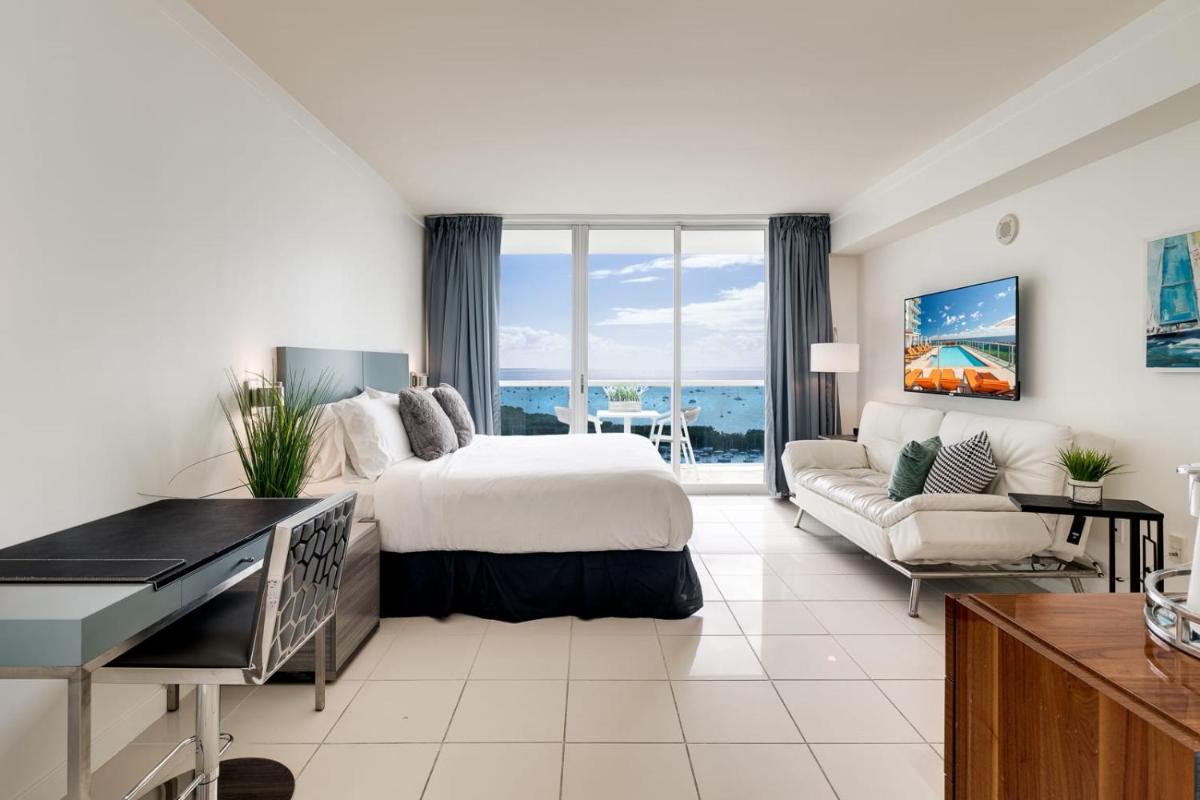 Ocean View Balcony steps from Restaurants, Peacock Park & Marina - Housity