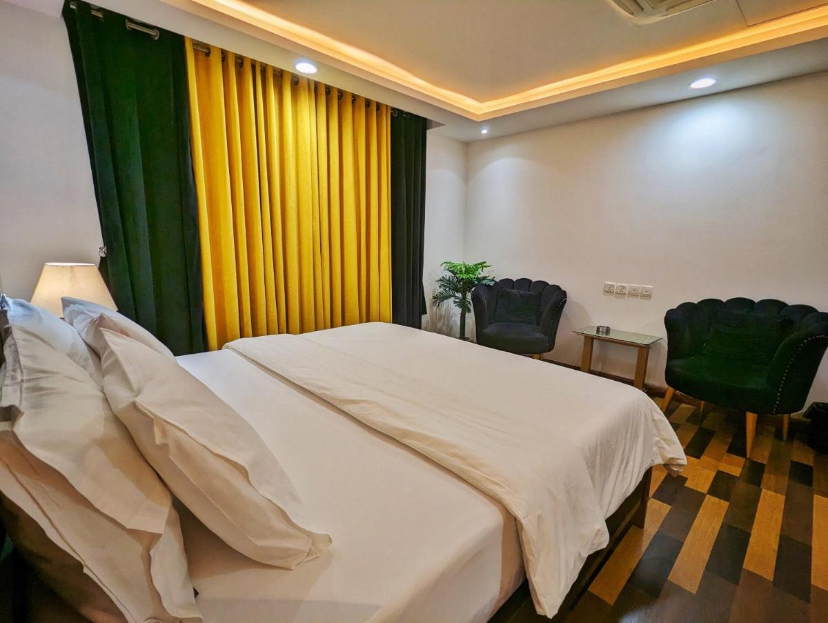 Gold Crest Mall Classic One Bedroom Apartment DHA Lahore - Housity