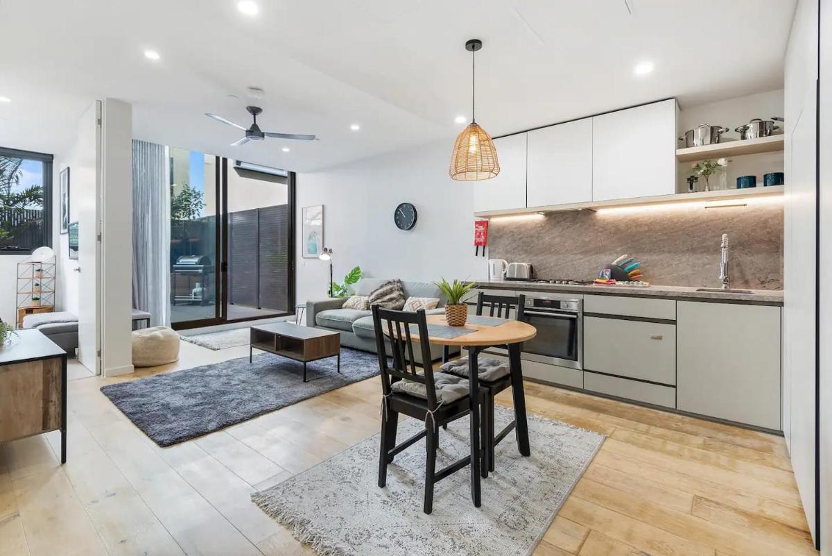 Suitetrails - Stylish One BD Hideaway in Essendon