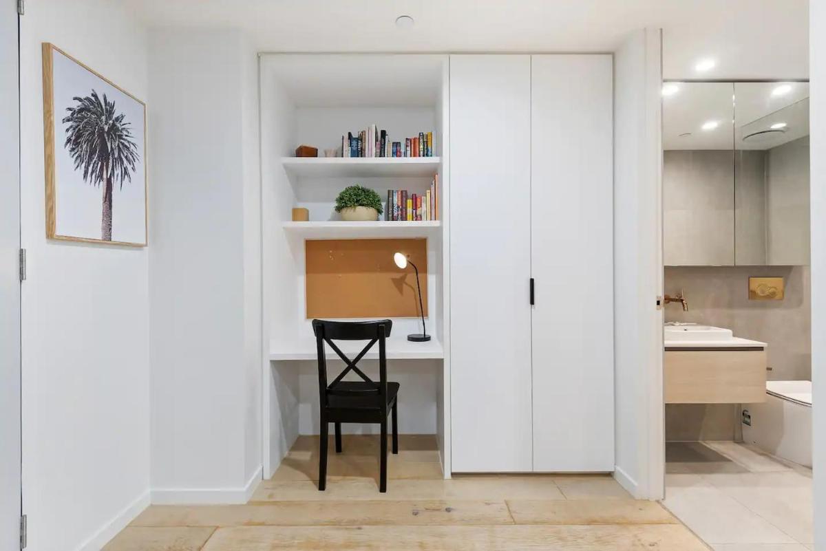 Suitetrails - Stylish One BD Hideaway in Essendon