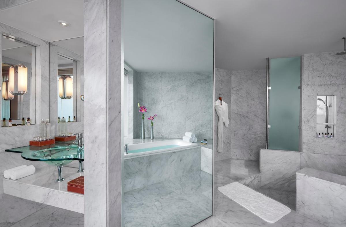 a bathroom with a tub and a glass table at Hyatt Regency Kolkata in Kolkata a bathroom with a tub and a glass table at Hyatt Regency Kolkata in Kolkata