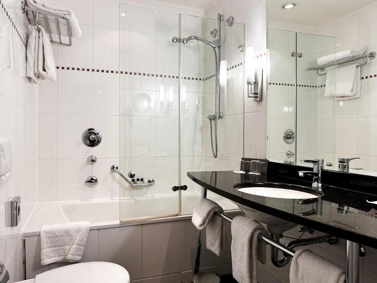 Ein Badezimmer in der Unterkunft Steigenberger Icon Parkhotel Düsseldorf