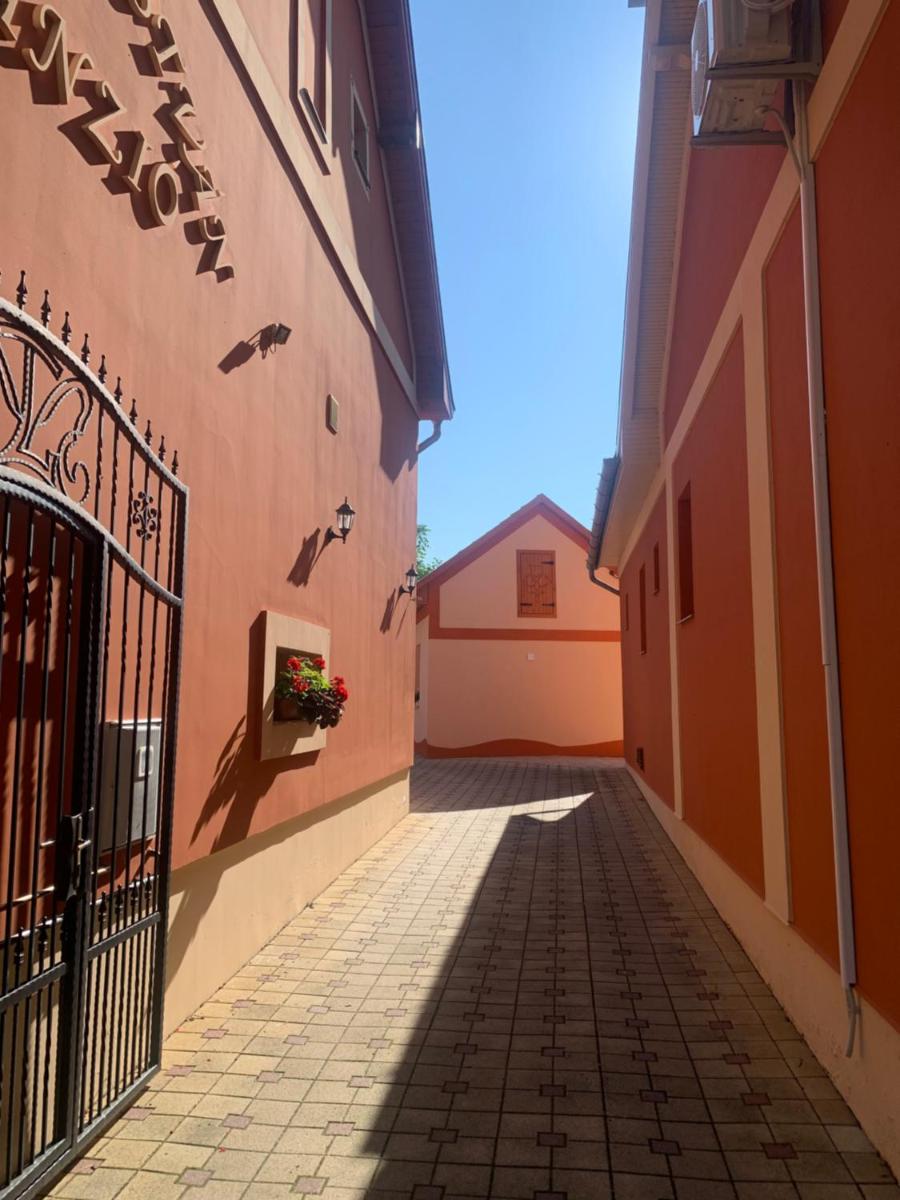 Szent István Wellness Panzió - Housity