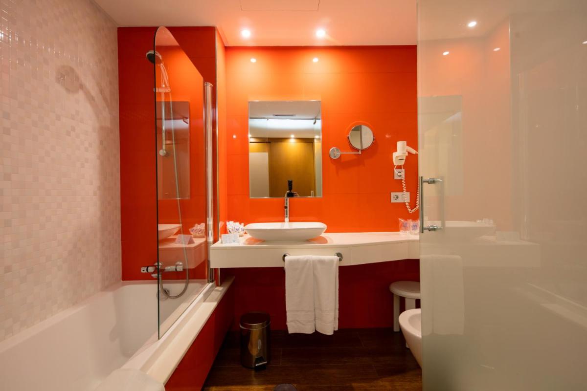 Un baño de Hotel Thalasso Cantabrico Las Sirenas 4 Superior