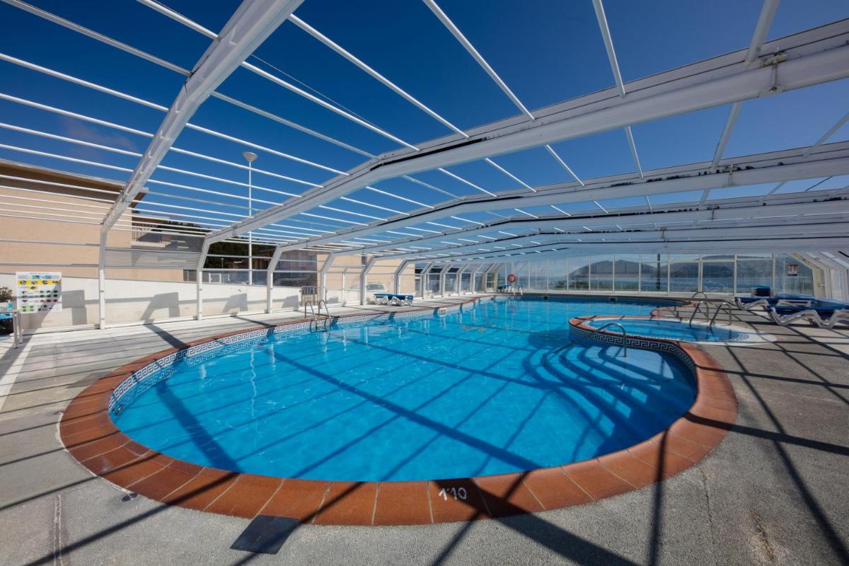 una gran piscina en un crucero en Hotel Thalasso Cantabrico Las Sirenas 4 Superior, en Viveiro
