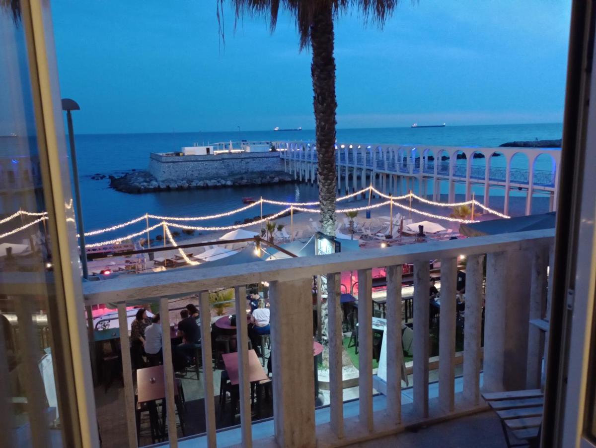 Suite beachfront near the station and Port, 5 beds - Housity