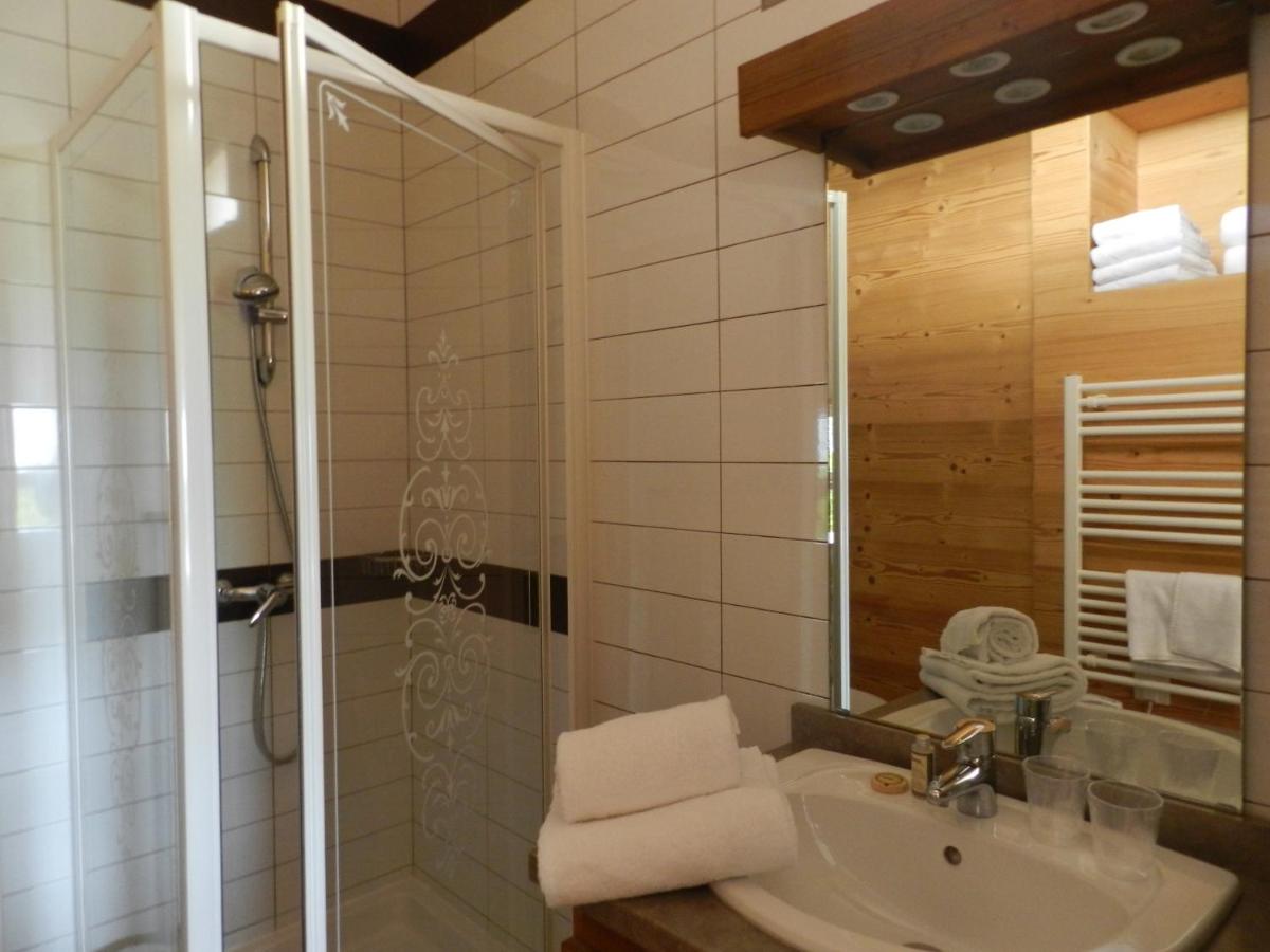 une salle de bain avec lavabo et douche dans l'établissement Résidence Côté Chalet, à Thonon-les-Bains 40 autres photos
