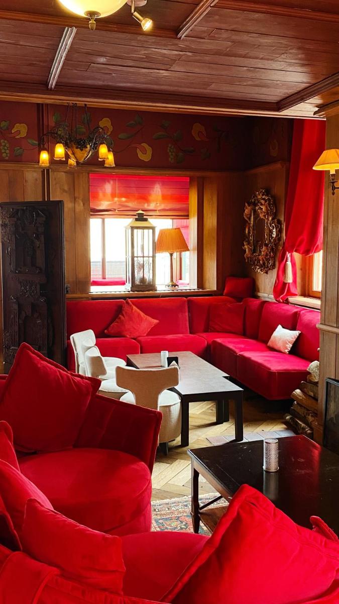 Coin salon dans l'établissement Les Violettes Hotel & Spa