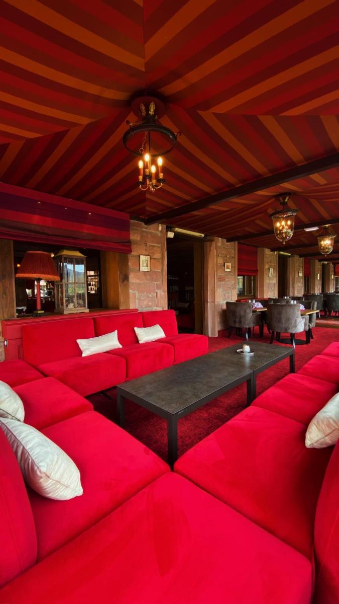 Coin salon dans l'établissement Les Violettes Hotel & Spa