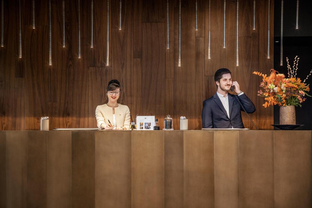 un homme et une femme assis à un bureau dans l'établissement Jiva Hill Resort - Genève, à Crozet 68 autres photos
