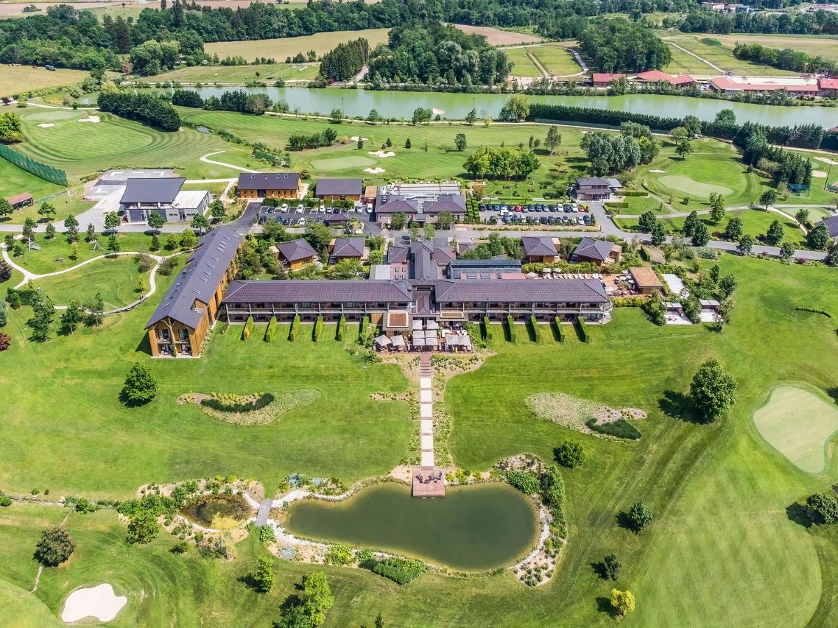 vue aérienne du complexe avec le club-house et le parcours de golf dans l'établissement Jiva Hill Resort - Genève, à Crozet