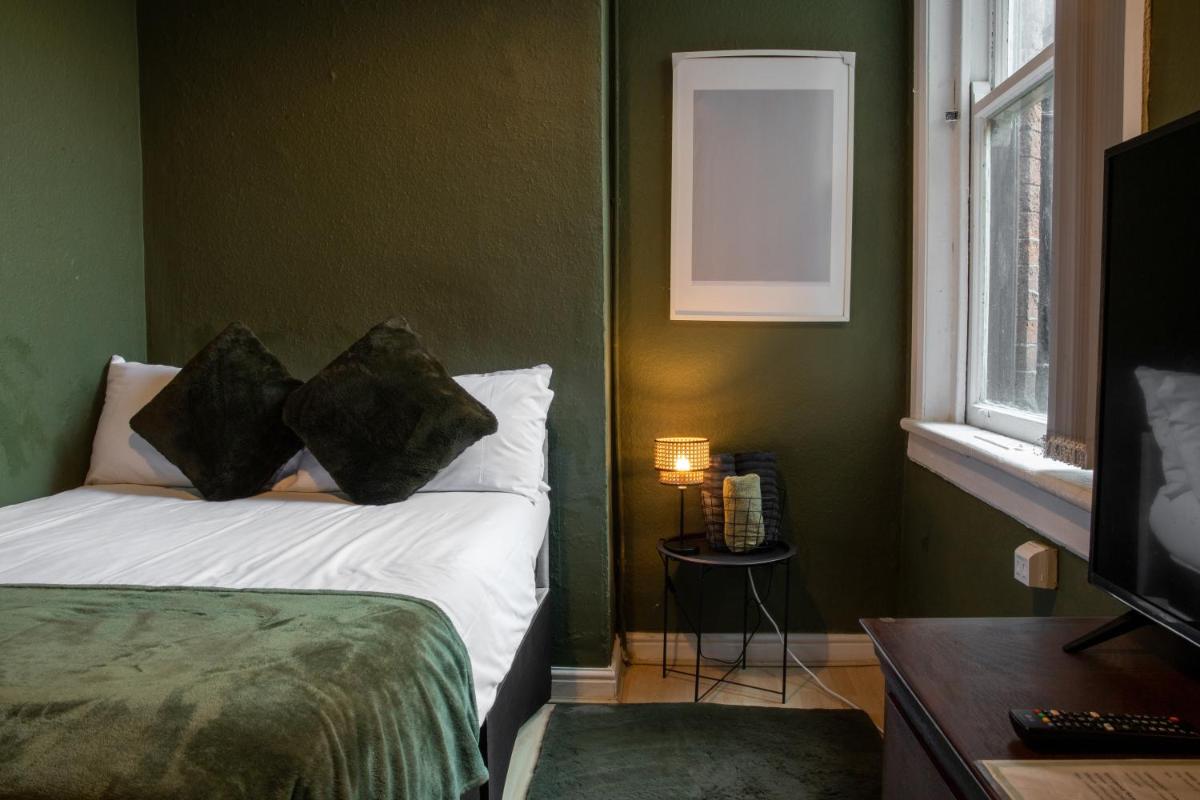 GROUND FLOOR OLIVE SUITE, DIGBETH STUDIO (SLEEPS 2) - Housity