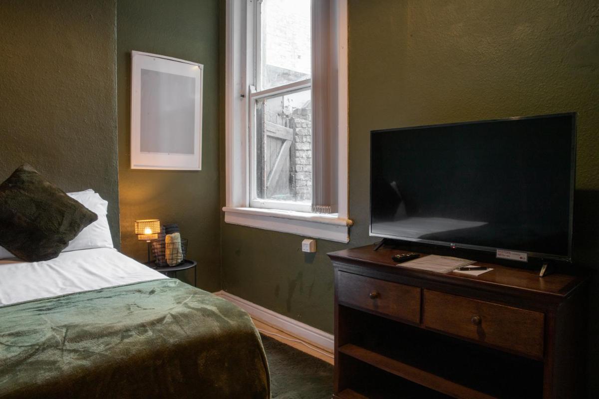 GROUND FLOOR OLIVE SUITE, DIGBETH STUDIO (SLEEPS 2) - Housity