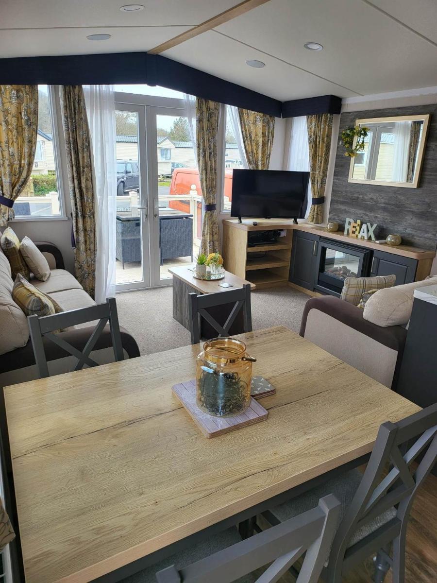 LUXURY STATIC CARAVAN HIRE KILN PARK TENBY - Housity