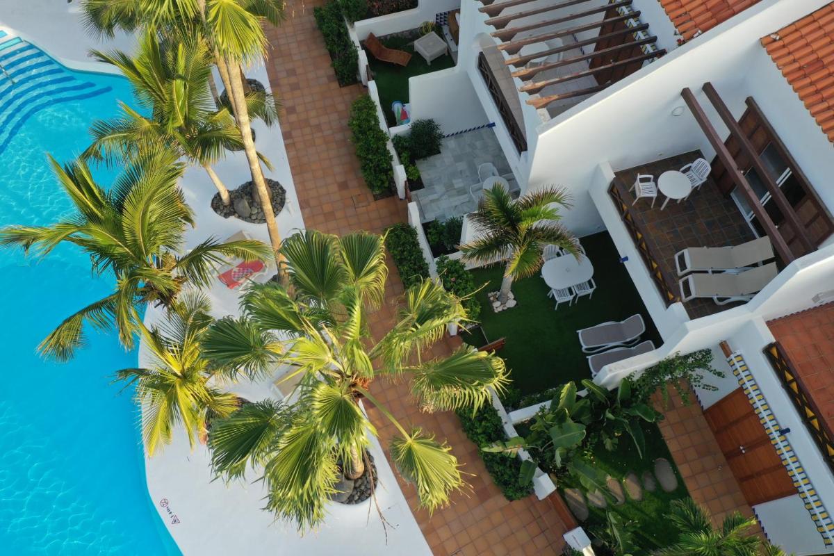 Una vista aérea de un complejo turístico con palmeras y piscina. en Parque Santiago III Official, en Playa de las Américas