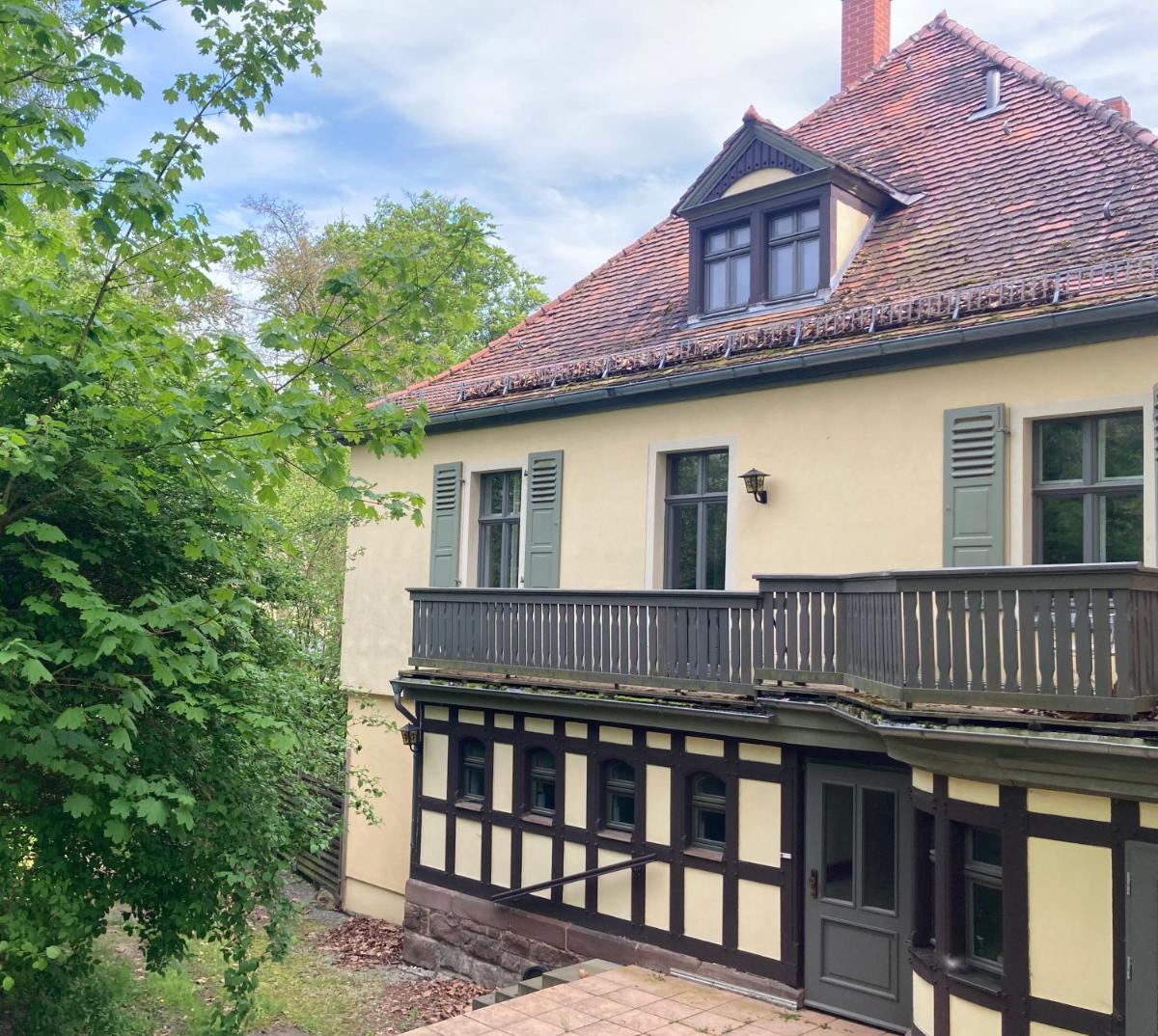 Jagdschloss Hummelshain B&B - Housity
