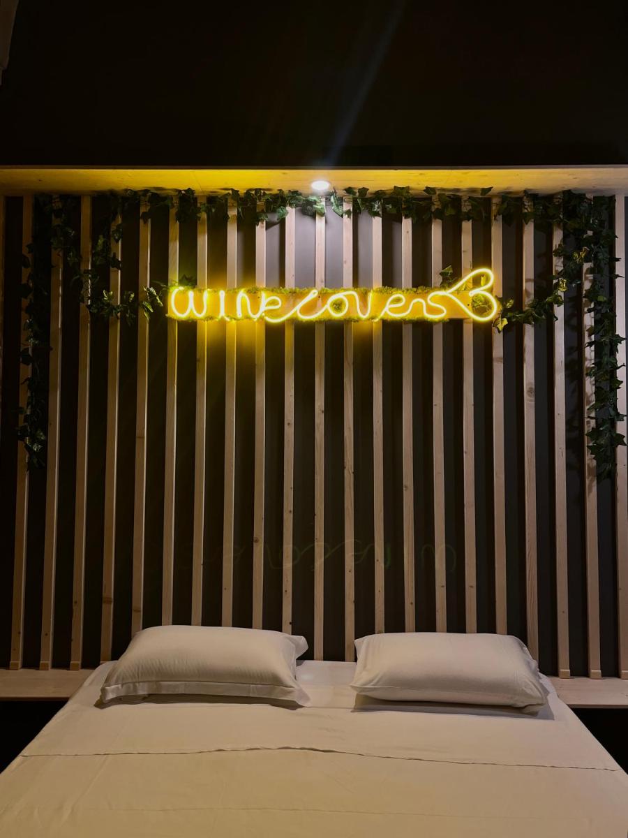 WineExperience- WINE&JACUZZI SUITE - Hizvo