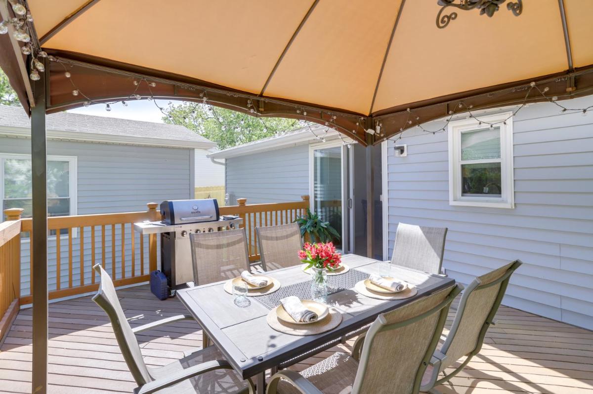 Three Oaks Home w/ Guest House - 8 Mi to Beach! - Housity