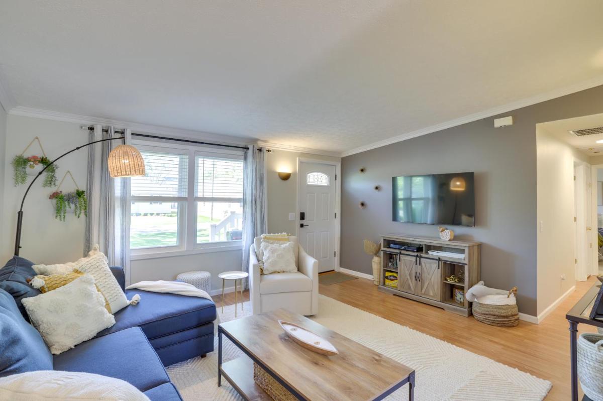 Three Oaks Home w/ Guest House - 8 Mi to Beach! - Housity