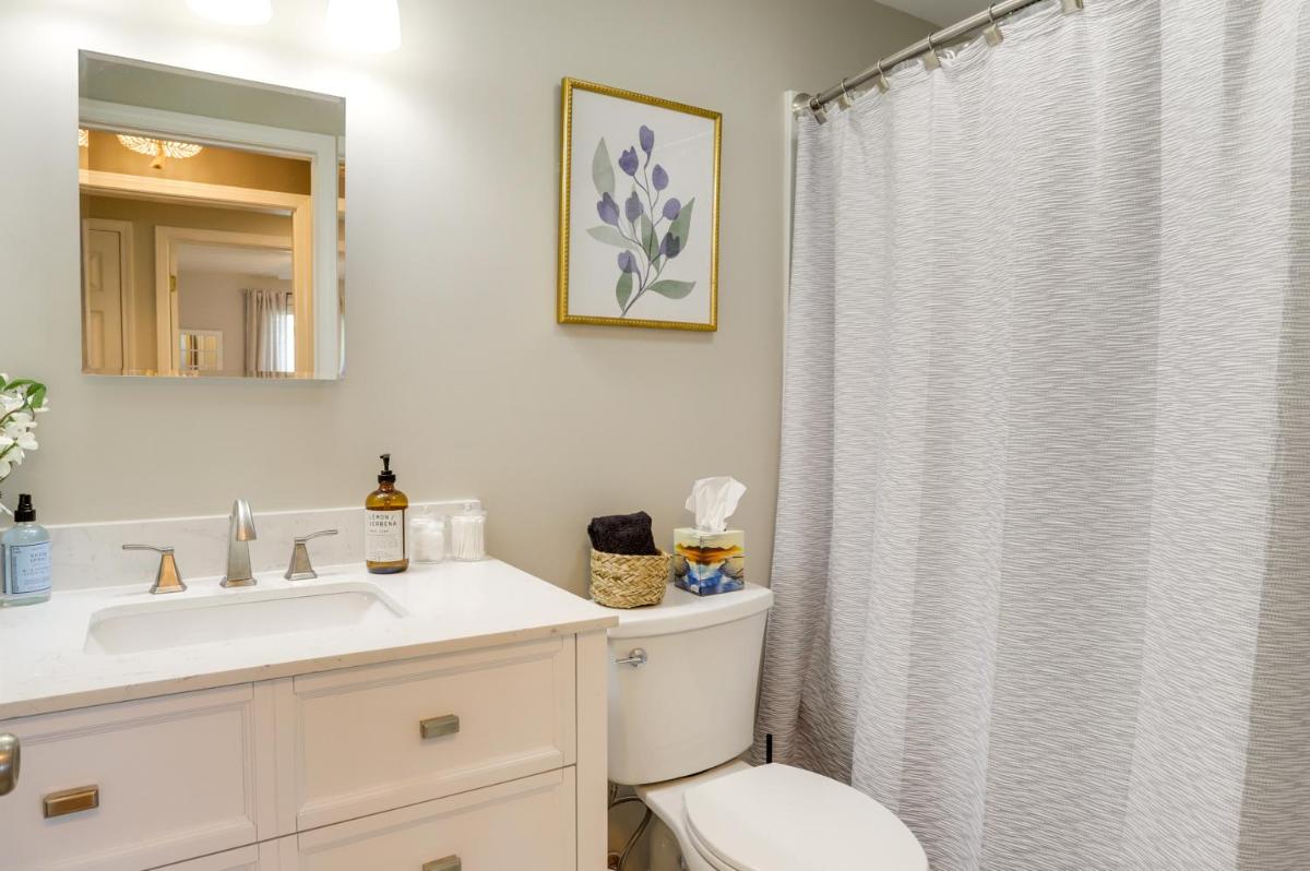 Three Oaks Home w/ Guest House - 8 Mi to Beach! - Housity