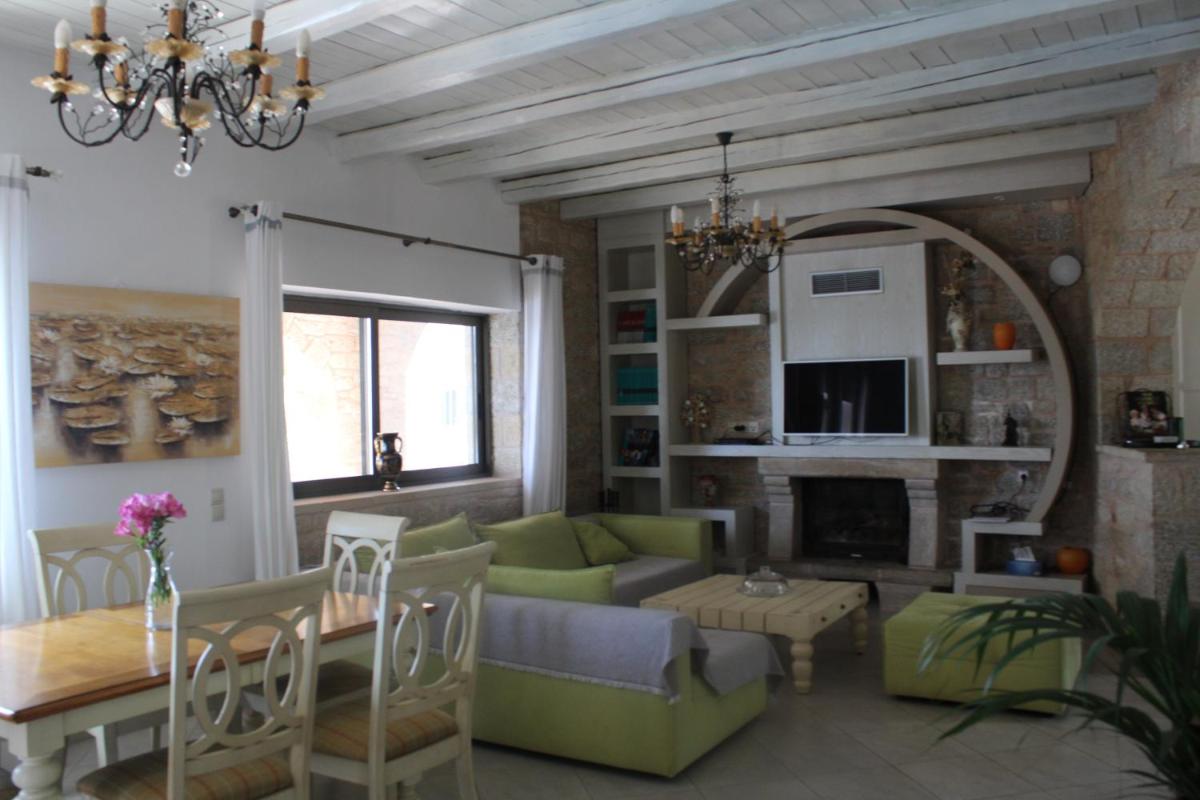 Suitetrails - Magnificent, Authentic Private Villa and the Guest house