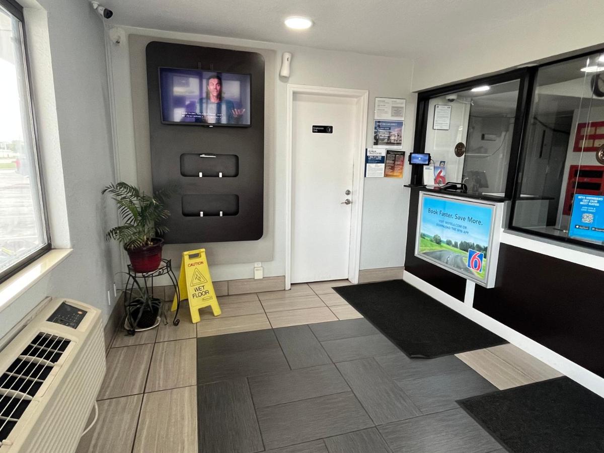 Studio 6 Wichita, KS - Airport - Housity
