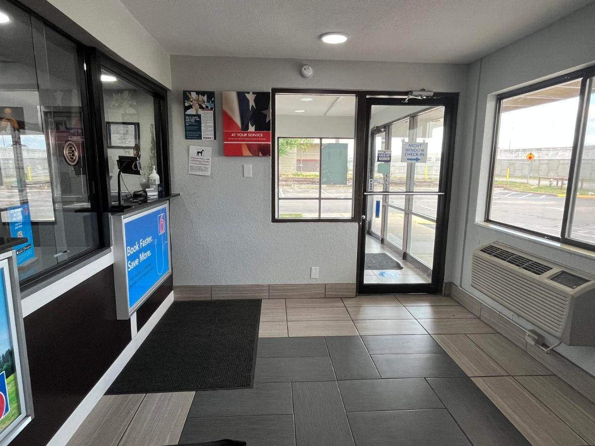 Studio 6 Wichita, KS - Airport - Housity