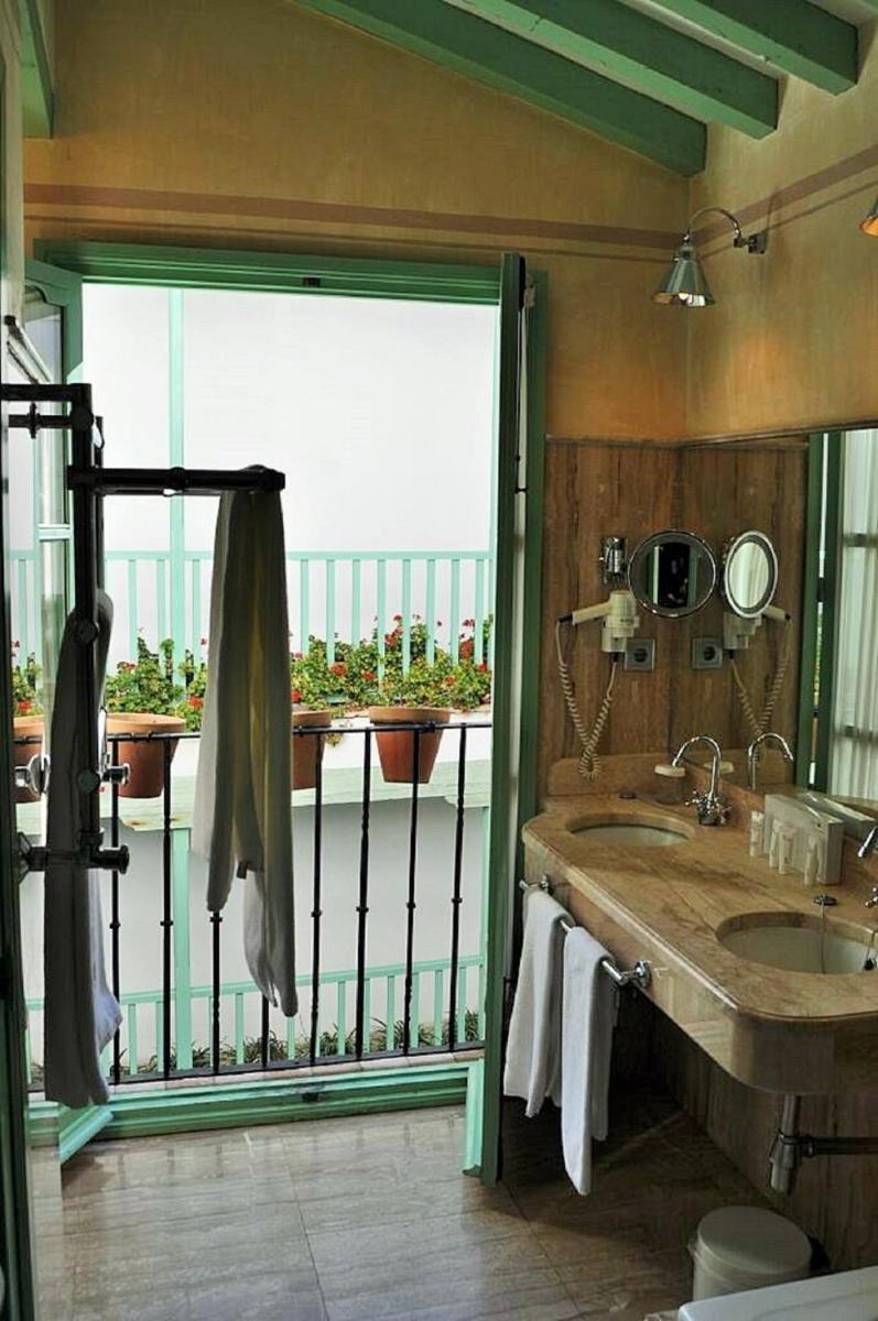 Un balcón o terraza de Hotel Las Casas de la Judería