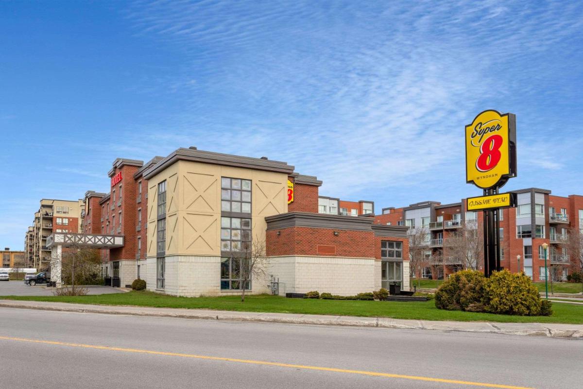 Super 8 by Wyndham Lachenaie/Terrebonne - Housity