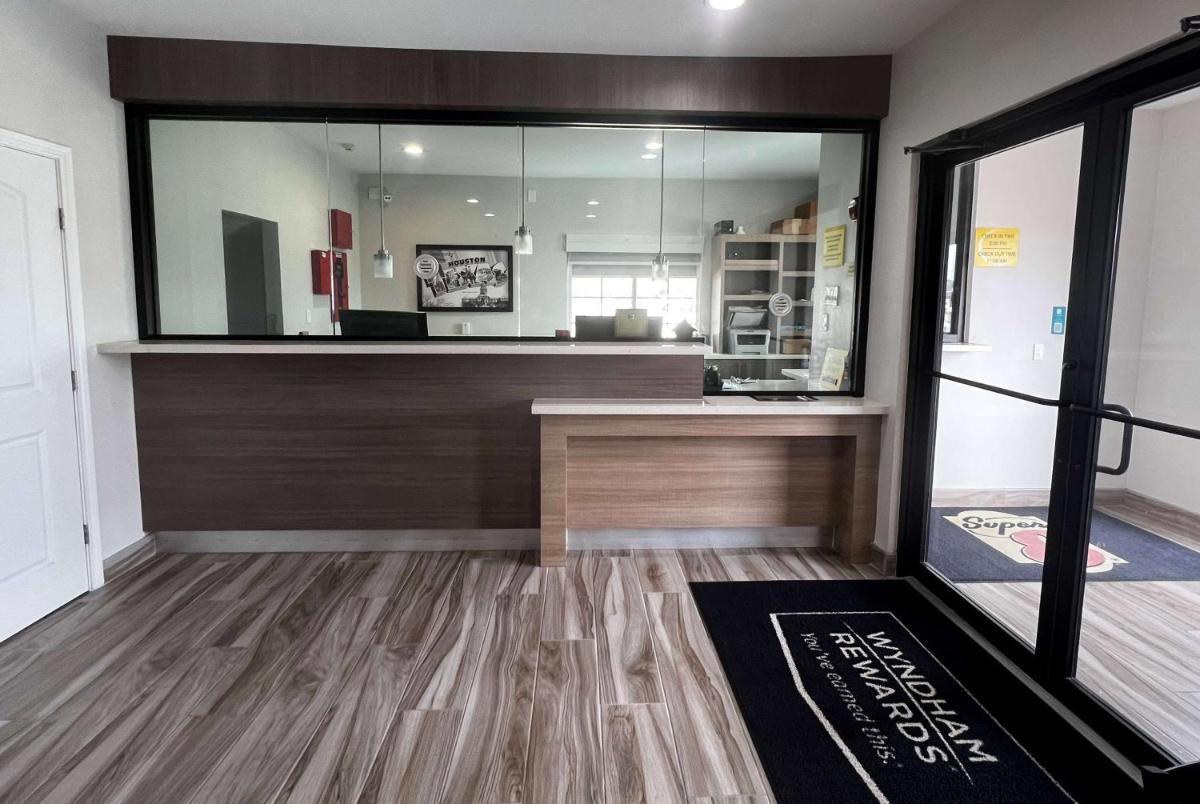 Super 8 by Wyndham Houston North I-45 - Housity