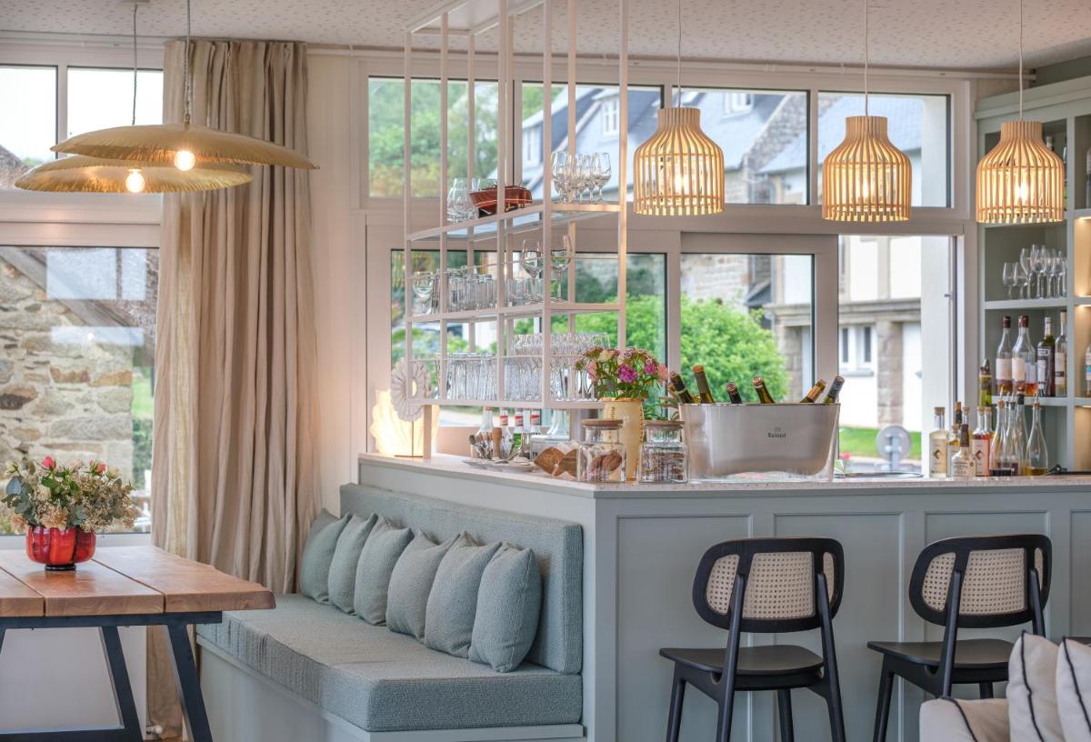 un restaurant avec un bar avec des chaises et une table dans l'établissement Hôtel de la Plage, à Plonévez-Porzay