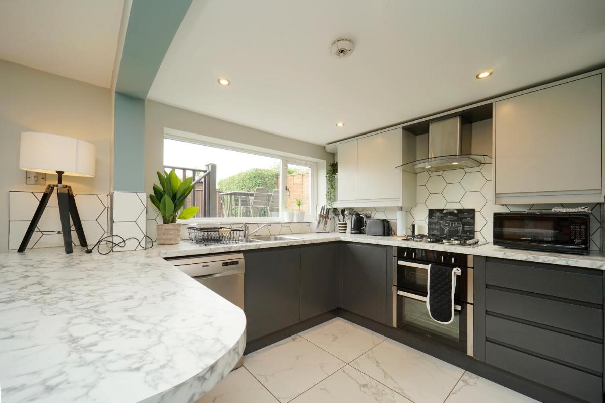 Stunning 5 bed house in Chapel Allerton, sleeps 9 - Housity
