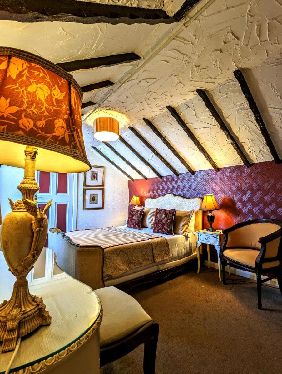 Brookside Hotel & Residents Bar , Cozy lounge areas & Terrace ,Suitable for Solo Travelers Couples Educational Groups Families & Contractors welcome - Hizvo
