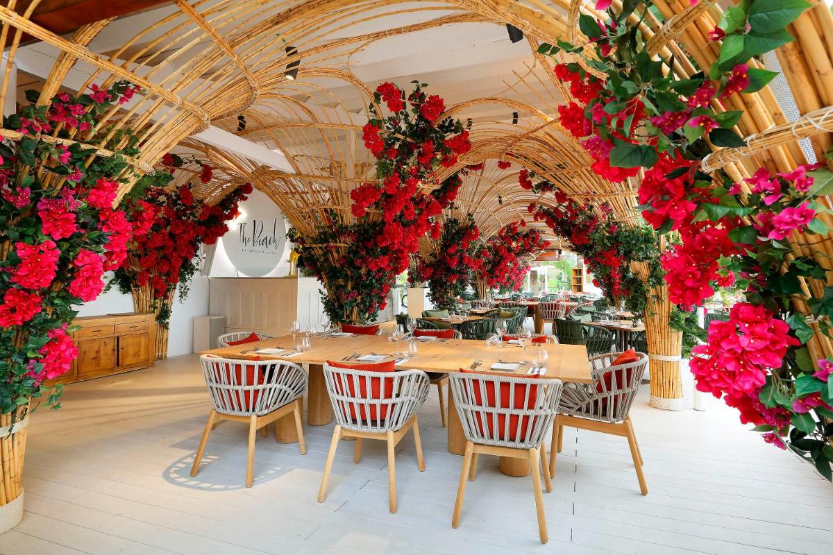 Un restaurante o sitio para comer en The Unexpected Ibiza Hotel - Ushuaïa Club entrance included