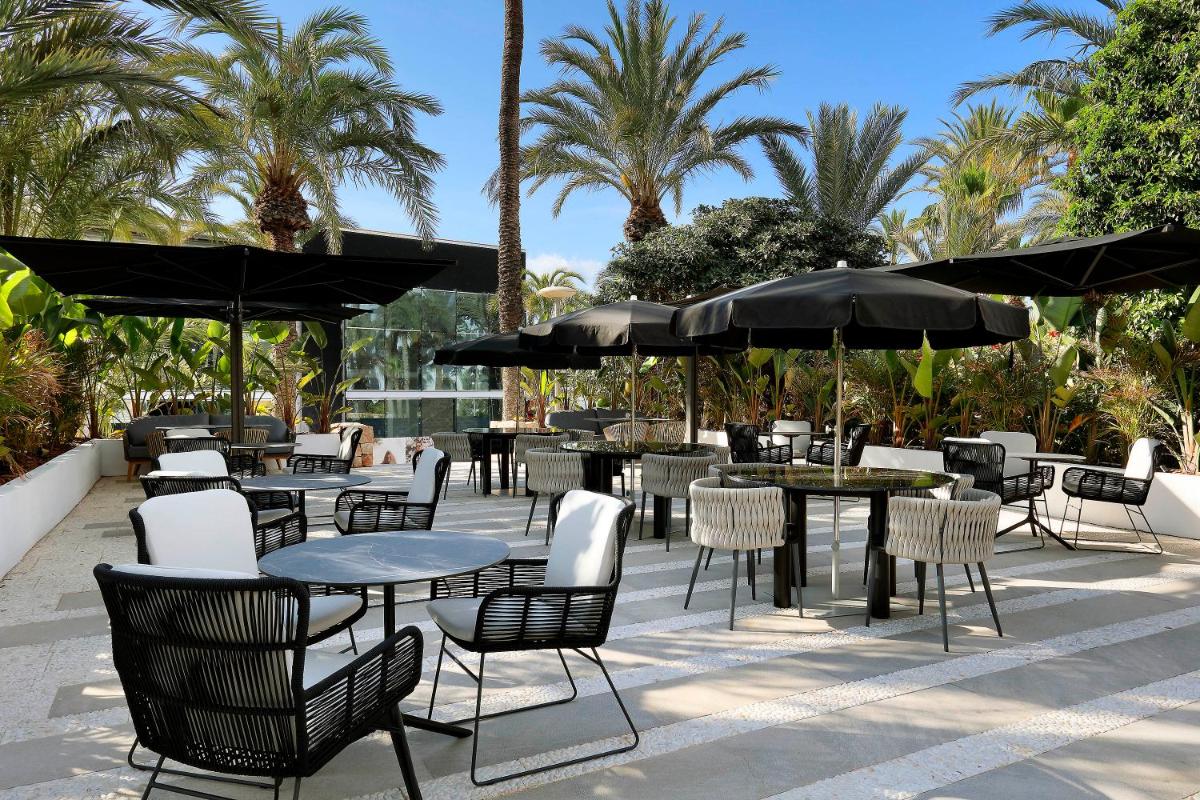 Un restaurante o sitio para comer en The Unexpected Ibiza Hotel - Ushuaïa Club entrance included